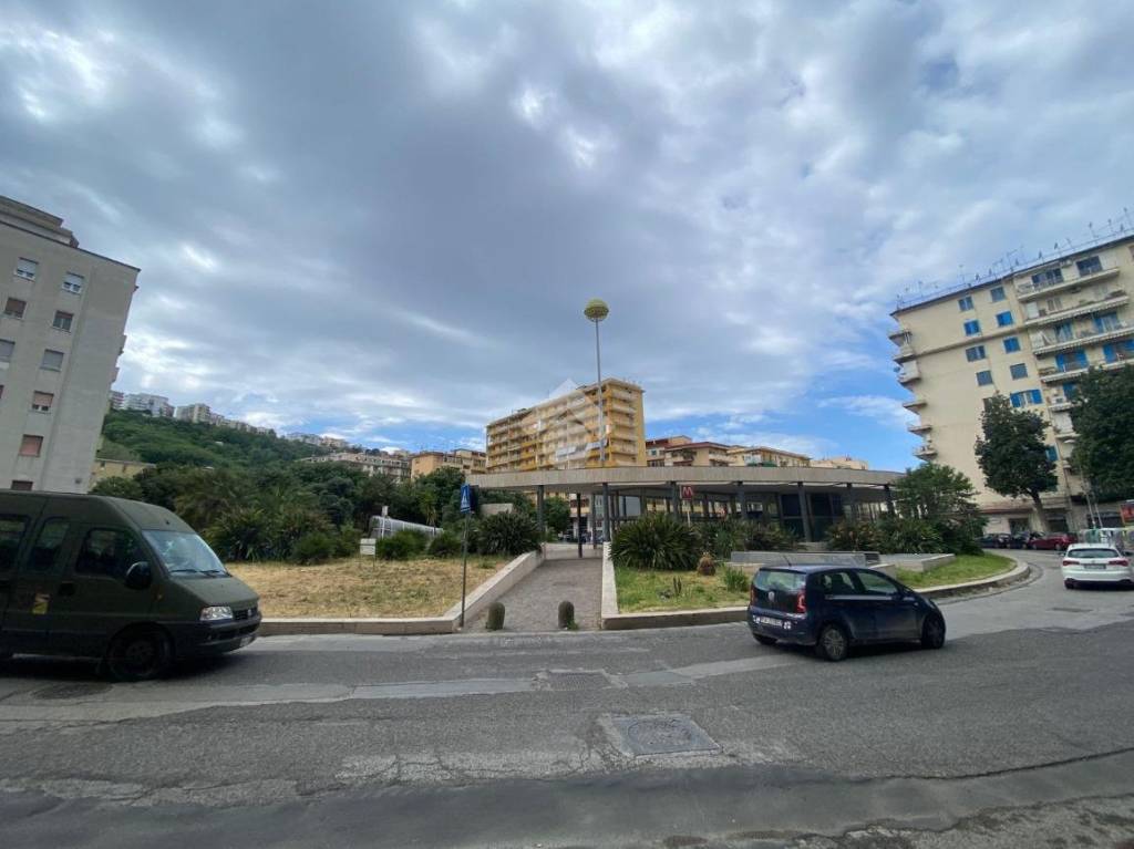 negozio in affitto a Napoli in zona Fuorigrotta