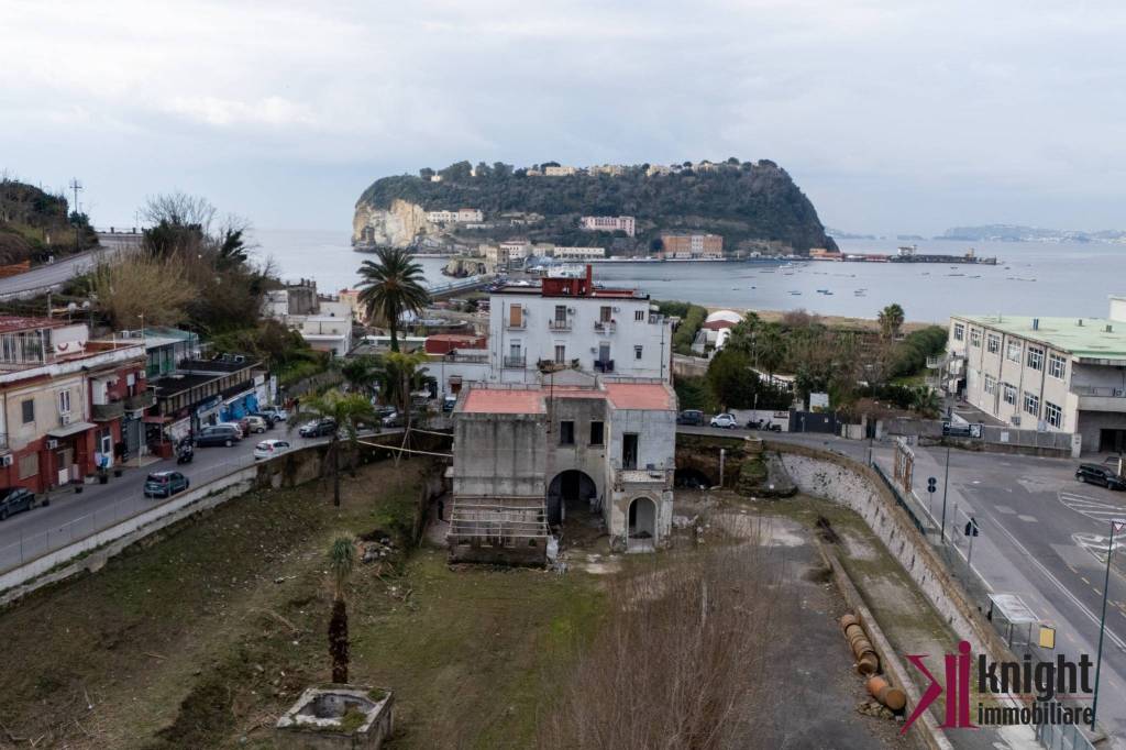 negozio in affitto a Napoli in zona Bagnoli