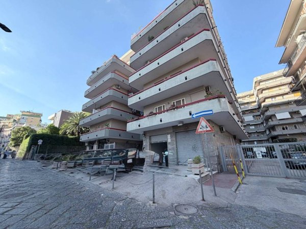 negozio in affitto a Napoli in zona Arenella