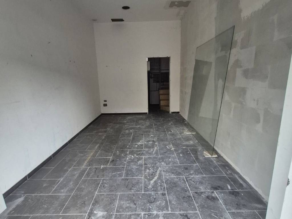negozio in affitto a Napoli in zona Fuorigrotta