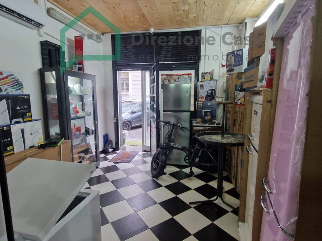 negozio in affitto a Napoli in zona San Carlo all'Arena