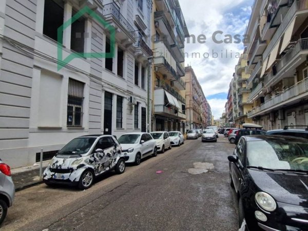 negozio in affitto a Napoli in zona Stella