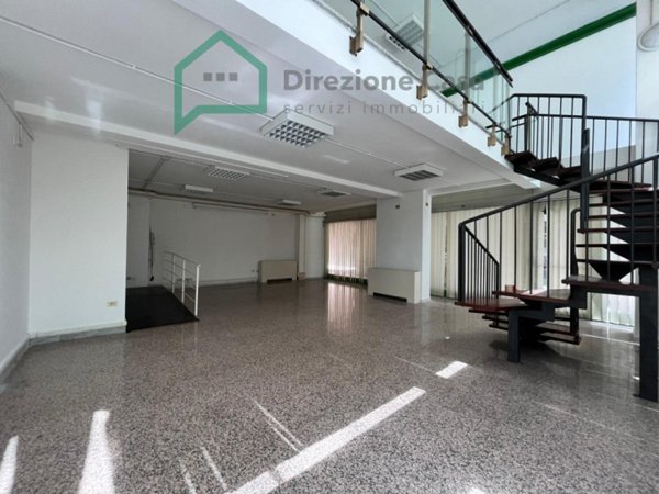 negozio in affitto a Napoli in zona Zona Industriale-Ferrovia