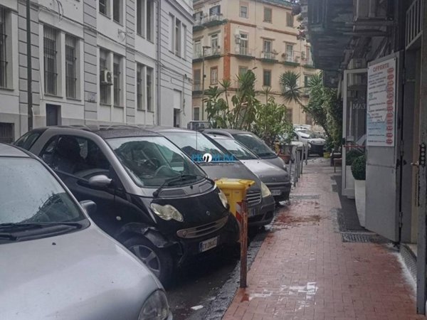 negozio in affitto a Napoli in zona San Carlo all'Arena