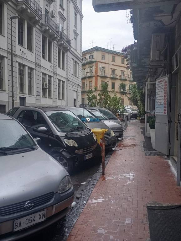 negozio in affitto a Napoli in zona San Carlo all'Arena