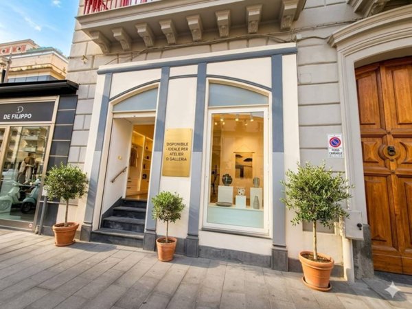 negozio in affitto a Napoli in zona Chiaia
