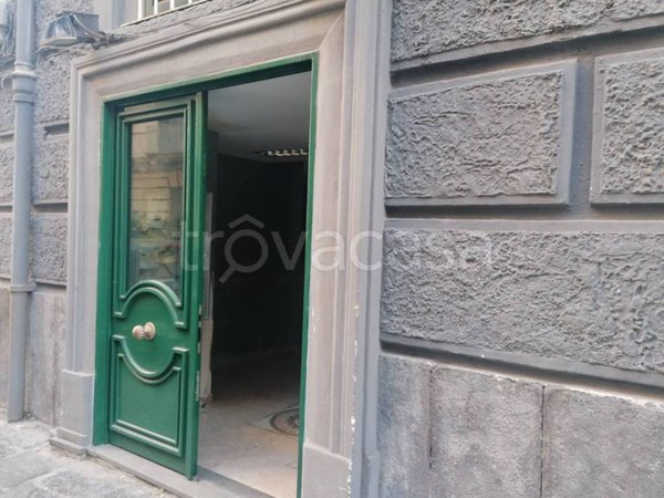negozio in affitto a Napoli in zona Chiaia