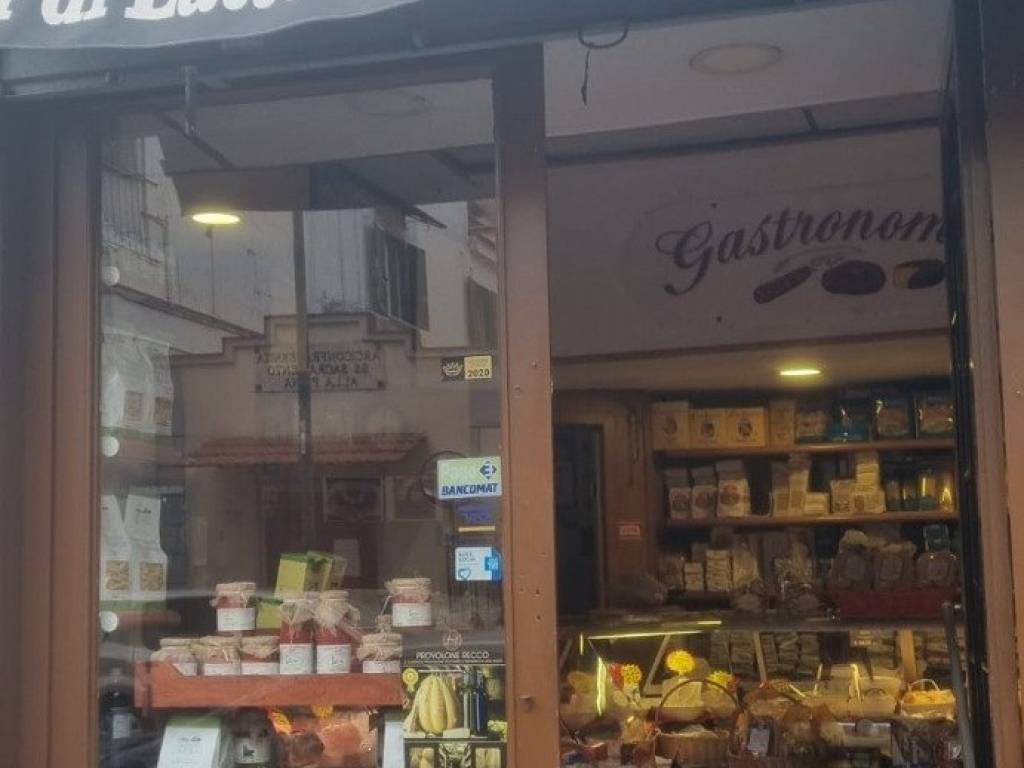 negozio in affitto a Napoli in zona Vomero