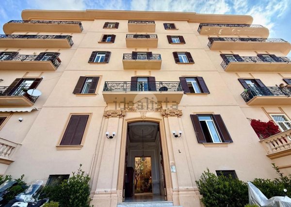 appartamento in affitto a Napoli in zona Chiaia