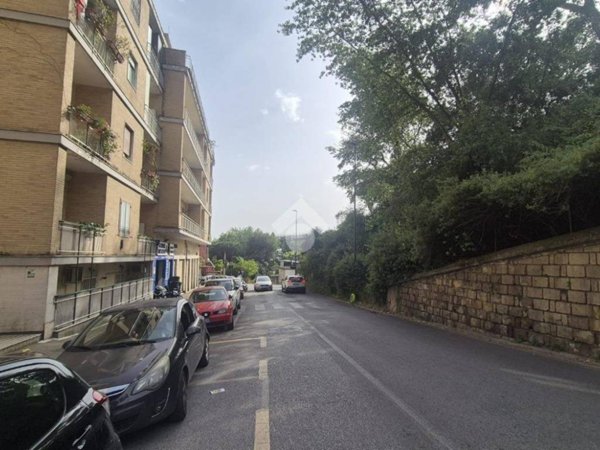negozio in affitto a Napoli in zona Vomero