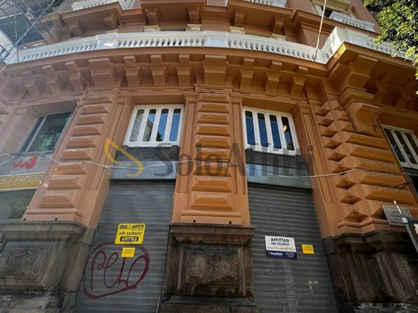 negozio in affitto a Napoli