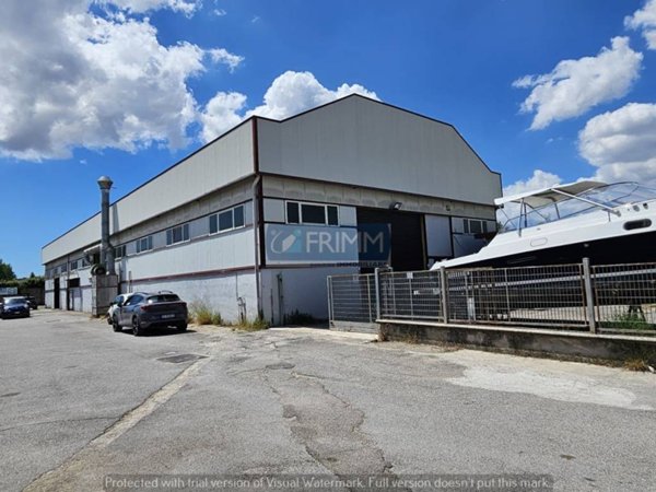 locale commerciale in affitto a Napoli in zona Capodichino