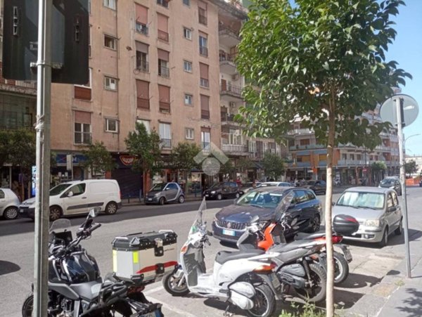 negozio in affitto a Napoli in zona Fuorigrotta