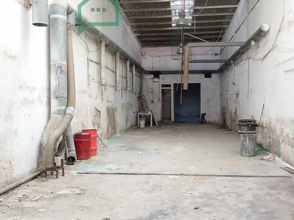 negozio in affitto a Napoli in zona Capodichino