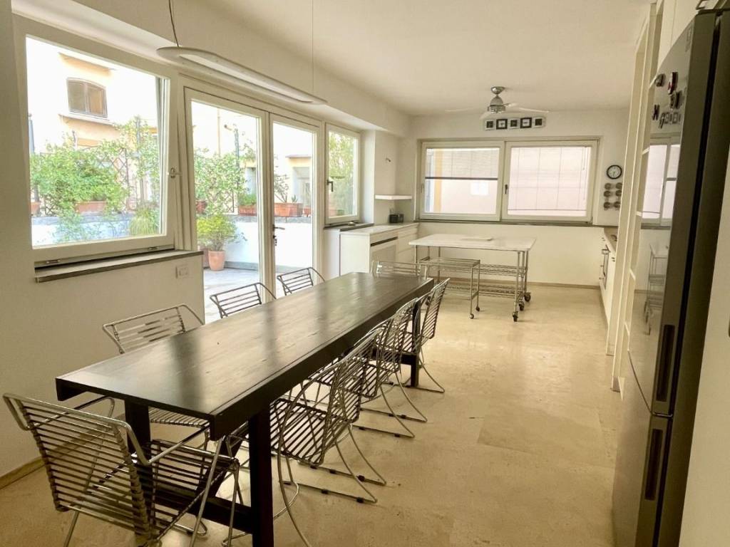 appartamento in affitto a Napoli in zona Chiaia