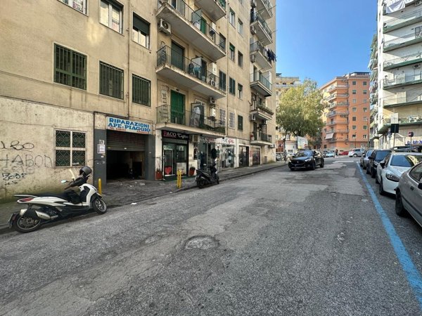 locale commerciale in affitto a Napoli in zona Arenella