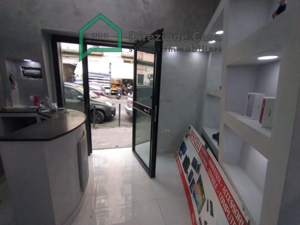 negozio in affitto a Napoli in zona San Carlo all'Arena