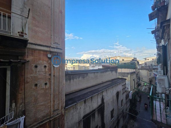negozio in affitto a Napoli in zona Stella