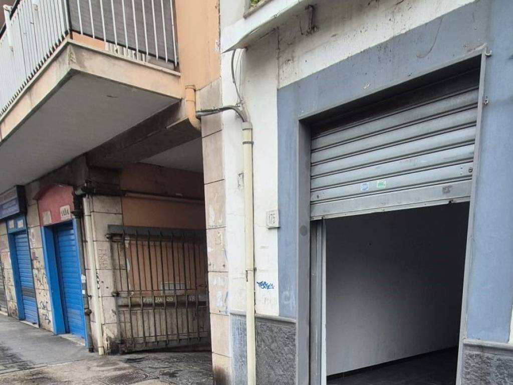 negozio in affitto a Napoli in zona Fuorigrotta
