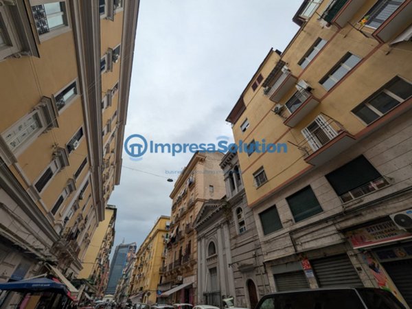 negozio in affitto a Napoli in zona Mercato
