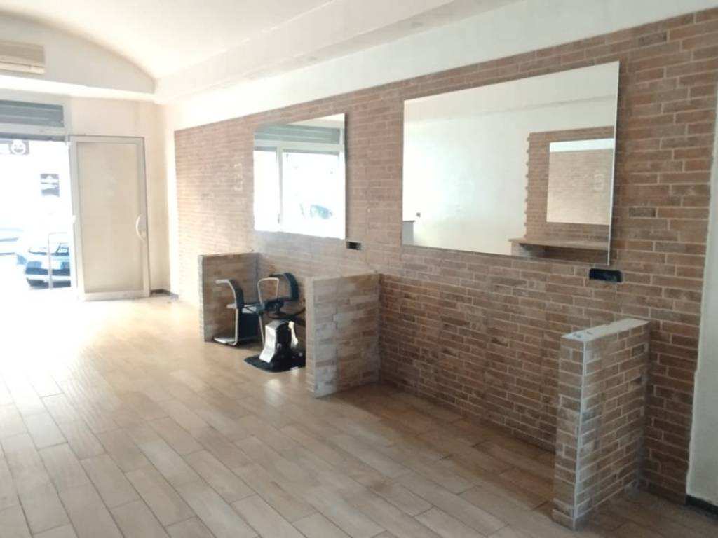 negozio in affitto a Napoli in zona Soccavo