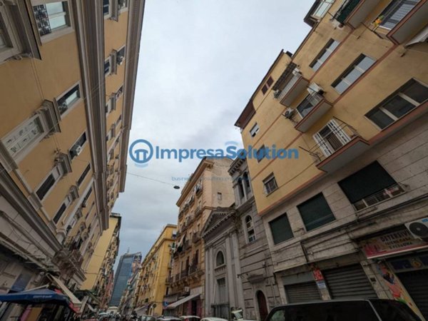 negozio in affitto a Napoli in zona Mercato