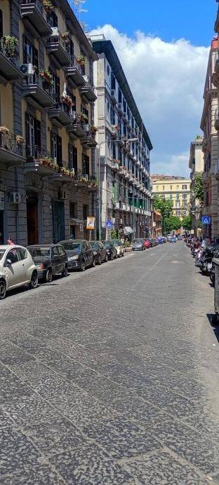 negozio in affitto a Napoli in zona Chiaia