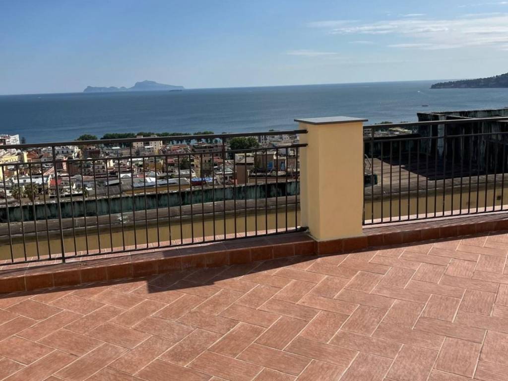 appartamento in affitto a Napoli in zona Chiaia