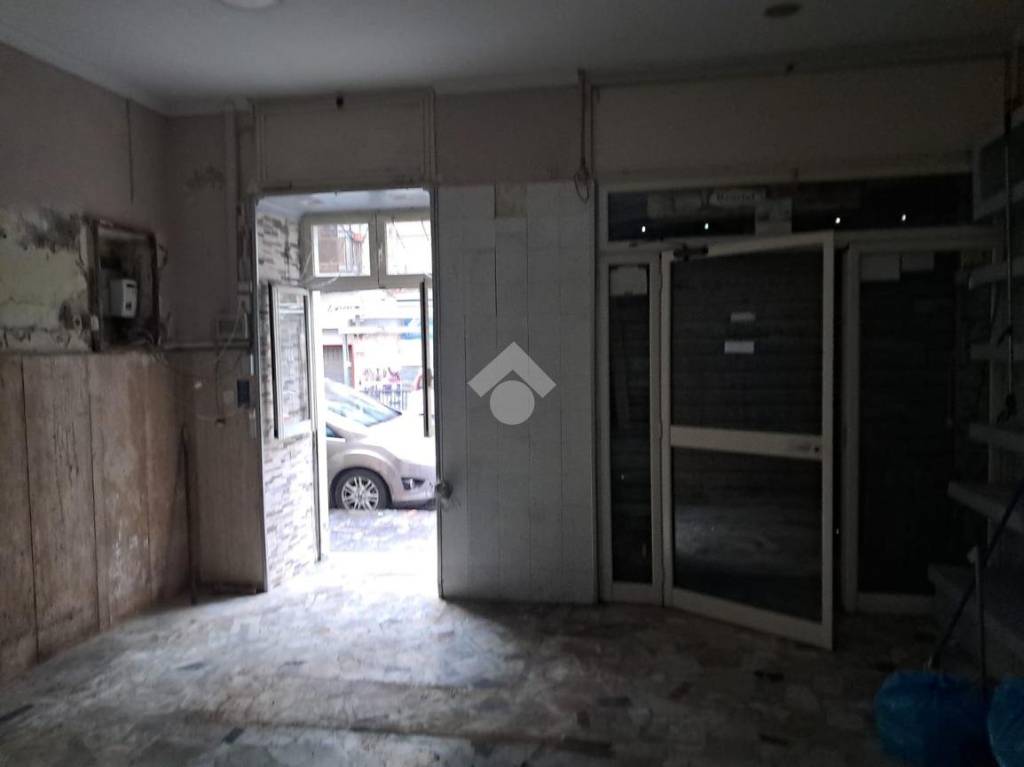 negozio in affitto a Napoli in zona Secondigliano