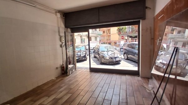 locale commerciale in affitto a Napoli