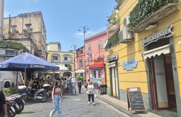 locale commerciale in affitto a Napoli in zona Vomero