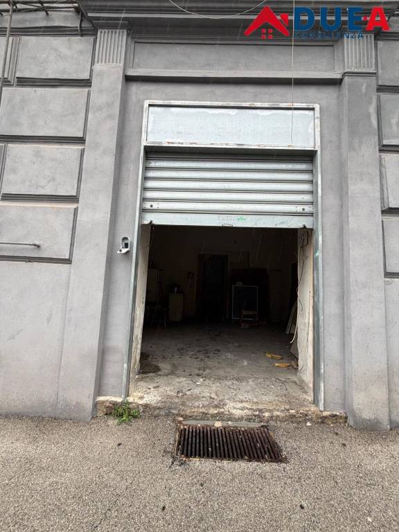 negozio in affitto a Napoli in zona Fuorigrotta
