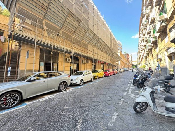 negozio in affitto a Napoli in zona Chiaia