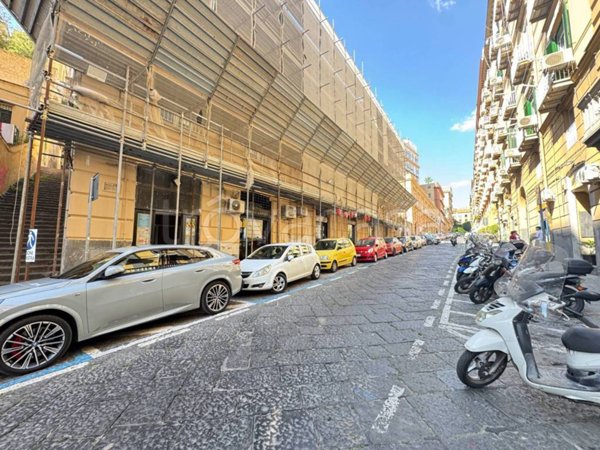 negozio in affitto a Napoli in zona Chiaia