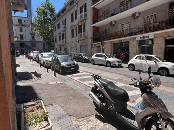 negozio in affitto a Napoli in zona Vomero