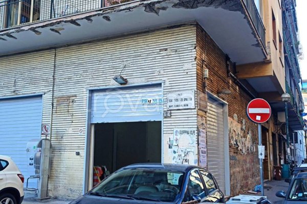 negozio in affitto a Napoli in zona San Carlo all'Arena