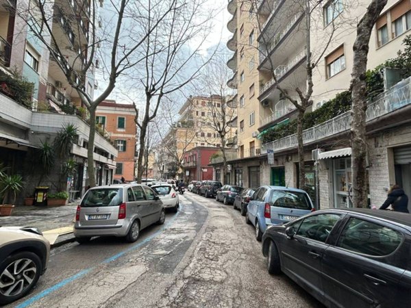 negozio in affitto a Napoli in zona Vomero