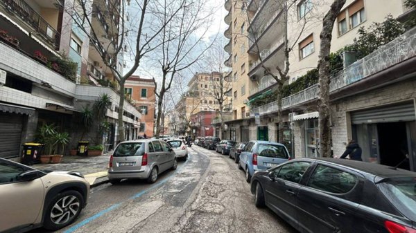 negozio in affitto a Napoli in zona Vomero