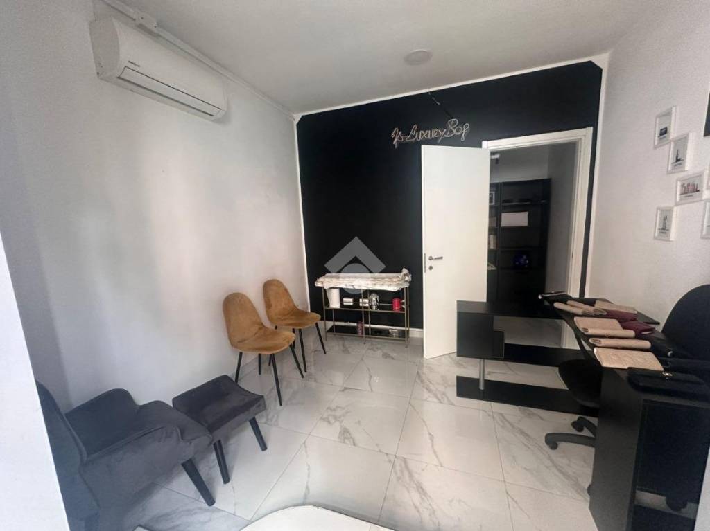 negozio in affitto a Napoli in zona Secondigliano