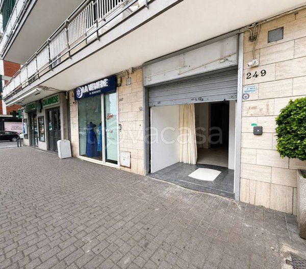 negozio in affitto a Napoli in zona Soccavo