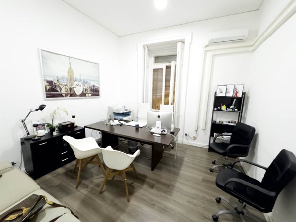 ufficio in affitto a Napoli in zona Chiaia