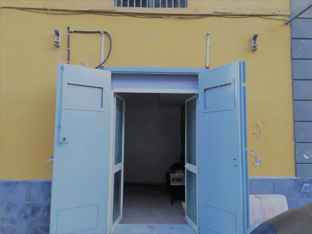 negozio in affitto a Napoli in zona Bagnoli