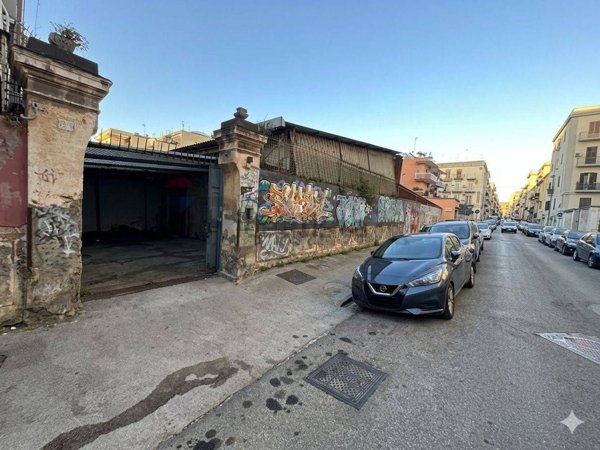locale commerciale in affitto a Napoli in zona Bagnoli