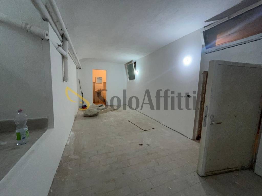 locale di sgombero in affitto a Napoli in zona Stella