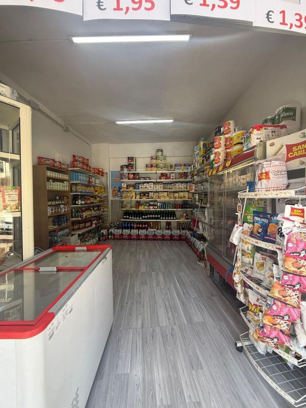 locale commerciale in affitto a Napoli in zona Fuorigrotta
