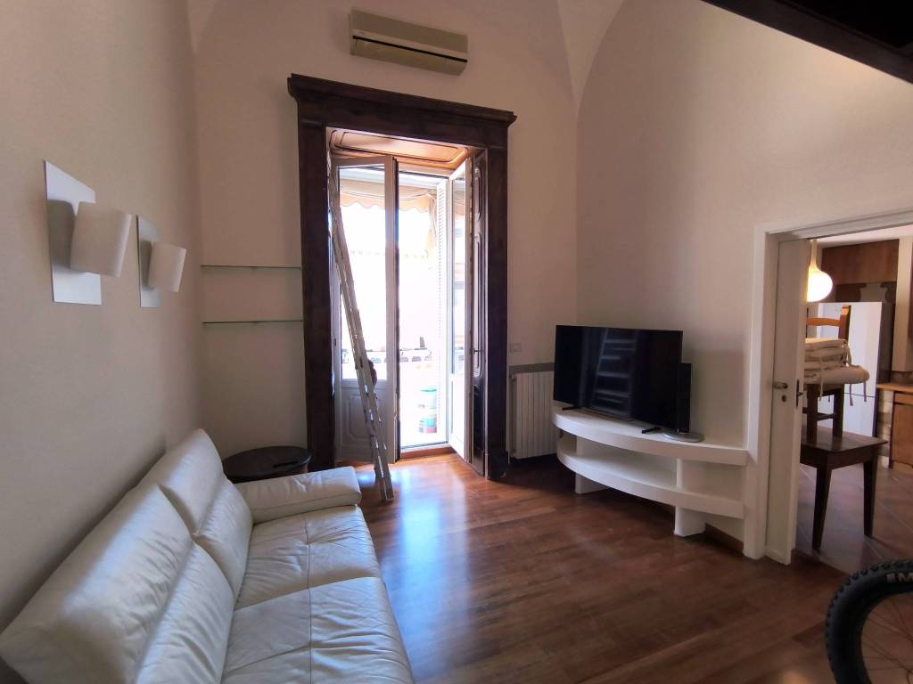 appartamento in affitto a Napoli in zona Chiaia