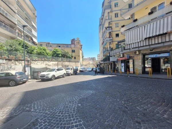 negozio in affitto a Napoli in zona Arenella