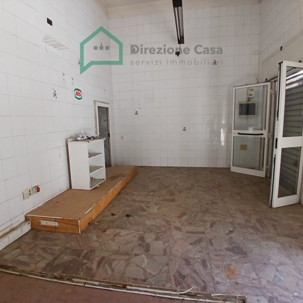 negozio in affitto a Napoli in zona Capodichino