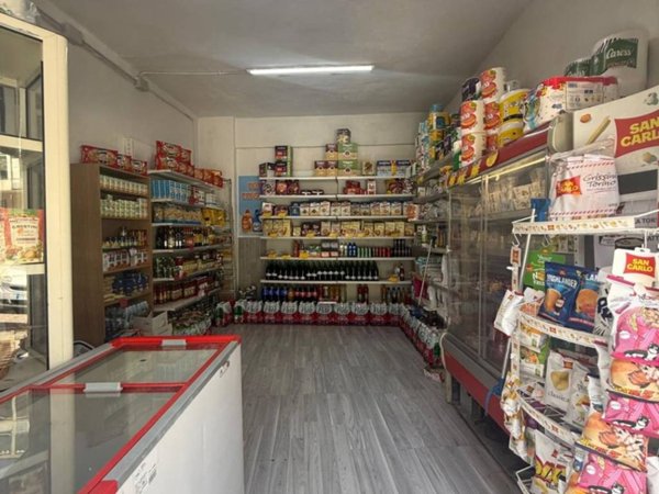 negozio in affitto a Napoli in zona Fuorigrotta