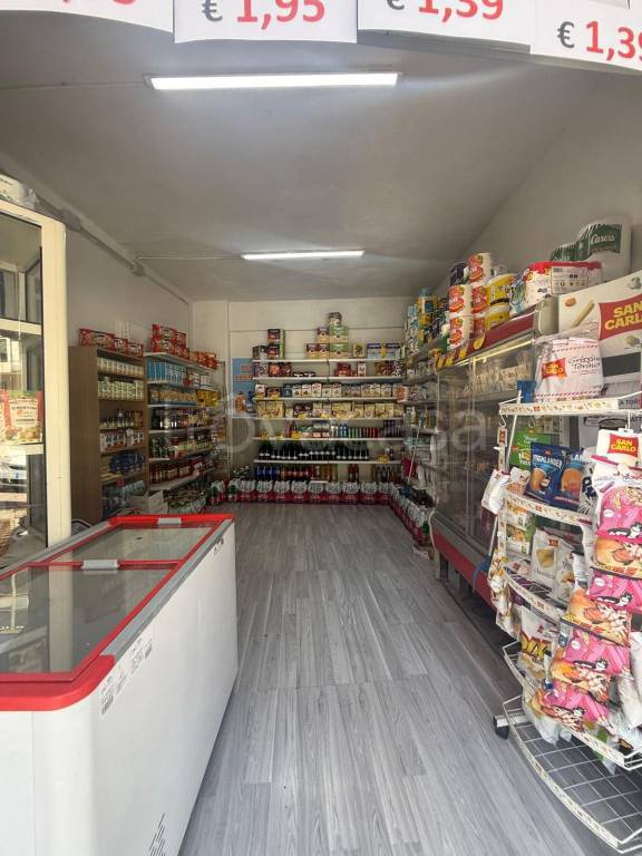 negozio in affitto a Napoli in zona Fuorigrotta